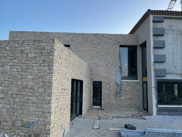 Maison avec façade en pierre Cornillon